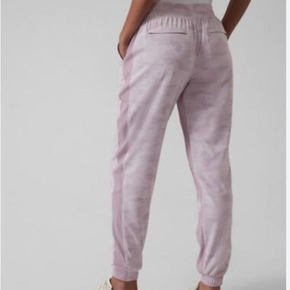 EUC Athleta Women’s Brooklyn Lined Camo Joggers - Shasta Purple - Size 6 - Picture 2 of 10